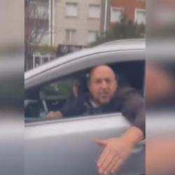 &lsquo;Yayaya yol verdin&rsquo; diye ter&ouml;r estirdi: '&Ccedil;ocuğum var' feryadını duymadı, aracına saldırdı