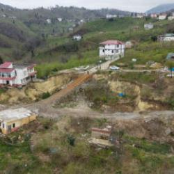 Yer: Trabzon! B&ouml;lge halkı endişeli: Mahalle santim santim kayıyor 