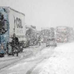 Yoğun kar kara yolunu kapattı! Ulaşım kontroll&uuml; sağlanıyor