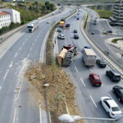 Başakşehir'de hafriyat kamyonu devrildi, tonlarca toprak yola sa&ccedil;ıldı