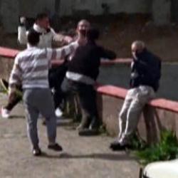 Engelli babasını azarladığını sandılar: Mahalleli meydan dayağı &ccedil;ekti