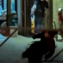 ABD'de bir film setinde kullanılan dekor yoldan ge&ccedil;en kadının &uuml;st&uuml;ne devrildi