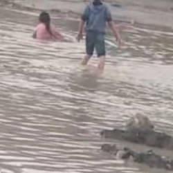 Afetin ortasında tehlikeli oyun: &Ccedil;ocuklar sel sularında oynadı