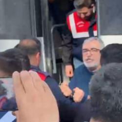 Annesinin cenaze t&ouml;renine katılan Fadıl Akg&uuml;nd&uuml;z ile jandarma arasında tartışma &ccedil;ıktı