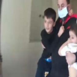 Apartmanda korkutan yangın: 9 kişinin tahliye anları kamerada