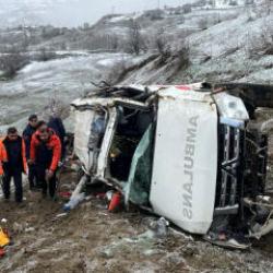 Artvin'de ambulans u&ccedil;uruma yuvarlandı: 1 &ouml;l&uuml;, 4 yaralı