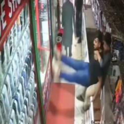 AVM'deki şaka feci şekilde son buldu! Gen&ccedil;ler metrelerce y&uuml;ksekten yere &ccedil;akıldı