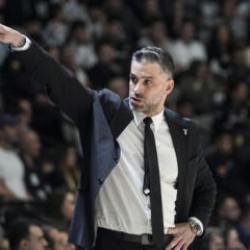 Beşiktaş'ın hocasından b&uuml;y&uuml;k başarı! Avrupa'da yılın ko&ccedil;u se&ccedil;ildi