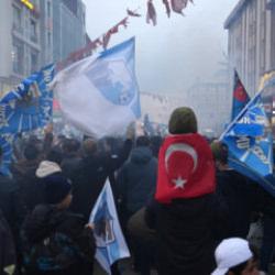 Bir şehir meydanlara d&ouml;k&uuml;ld&uuml;! Dadaşlar şampiyonluğu kutluyor