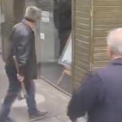 Bursa'da baltalı dehşet! Otob&uuml;s şof&ouml;r&uuml;n&uuml;n &uuml;zerine y&uuml;r&uuml;d&uuml;ğ&uuml; anlar kamerada 