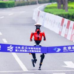 &Ccedil;in'de insansı robotlar yarı maraton d&uuml;nya rekorunu kırdı