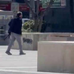 Diyarbakır'da pompalı t&uuml;fek dehşeti! Rastgele ateş a&ccedil;tı, polis son anda durdurdu