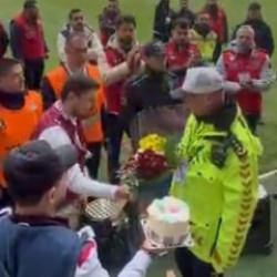 Elazığspor taraftarından polislere &ccedil;i&ccedil;ek