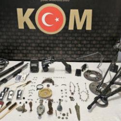 K&uuml;tahya&rsquo;da tarihi eser avcılarına darbe: Şebekenin hazinesi deşifre edildi!