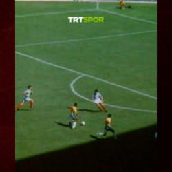Futbol tutkunları ge&ccedil;mişe gitti! Brezilya efsanesi Pele'nin frikiği kamerada