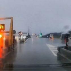 Gişelerde gergin anlar! S&uuml;r&uuml;c&uuml;n&uuml;n gişe &ccedil;alışanıyla kavgası kamerada