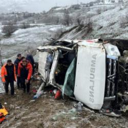 Hasta taşıyan ambulans, u&ccedil;uruma yuvarlandı: 1 &ouml;l&uuml;, 4 yaralı