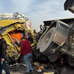 Hatay'da faciadan d&ouml;n&uuml;ld&uuml;: Devrilen konteyner ara&ccedil;ları ezdi ge&ccedil;ti