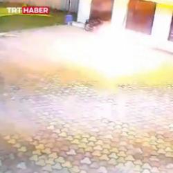  Hindistan'da maymun kovalamak isteyen bir kişi elektriğe kapılıp &ouml;ld&uuml;