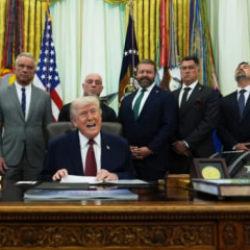 H&uuml;rm&uuml;z tekrar kapatıldıktan sonra Trump'tan ilk a&ccedil;ıklama: İran şantaj yapamaz