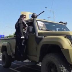 İranlı kadınlardan ABD ve İsrail'e karşı ağır silahlı g&ouml;vde g&ouml;sterisi