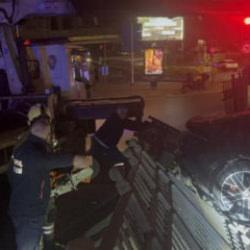 İstanbul'da l&uuml;ks otomobil kaza yaptı: Yaralılar var