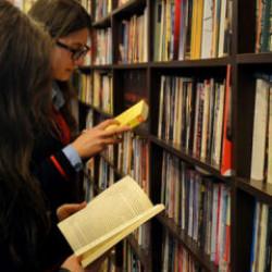 İsve&ccedil; eğitimde ezber bozdu: Dijital &ouml;ğrenime veda ediyor kitaplara geri d&ouml;n&uuml;yor