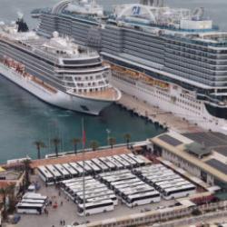 Y&uuml;zen şehirler limana demirledi: İki dev gemiyle aynı anda geldiler