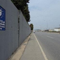 Mudanya'da faciaya davetiye &ccedil;ıkaran istinat duvarı her an ara&ccedil;ların &uuml;zerine &ccedil;&ouml;kebilir