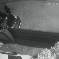 Kasklı saldırgan dehşet sa&ccedil;tı: Eve t&uuml;fekle kurşun yağdırdı