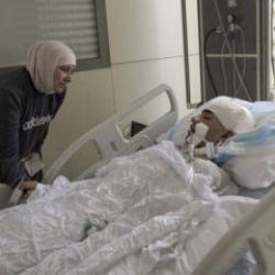 Katil İsrail'in L&uuml;bnan'a saldırısında yaralanan gen&ccedil; Halid'in yaşam m&uuml;cadelesi s&uuml;r&uuml;yor