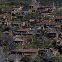 Kimsenin yaklaşmadığı hayalet k&ouml;y! L&uuml;bbey k&ouml;y&uuml; turizm ile canlanacak