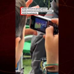 Kocaelisporlu minik taraftarın cep telefonunu g&ouml;ren Serdar Dursun'dan &ouml;rnek hareket