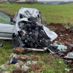 Korkun&ccedil; kaza: Tır ile hafif ticaret aracı &ccedil;arpıştı: 2 &ouml;l&uuml;, 1 yaralı