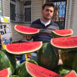 İran karpuzu tezgahlarda dilimle satılıyor