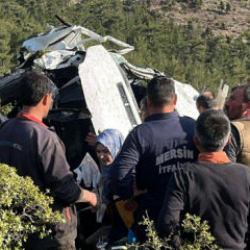 Mersin'de kahreden kaza! İş&ccedil;i servisi u&ccedil;uruma yuvarlandı: 3 &ouml;l&uuml;, 11 yaralı