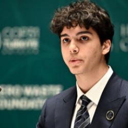 &Ouml;mer Tayyip Erdoğan'dan beğeni toplayan sunum: İngilizcesi dikkat &ccedil;ekti