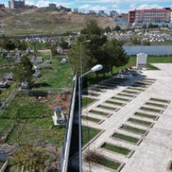 Mezarlıkta dikkat &ccedil;eken detay: Kabirlerin kıble y&ouml;n&uuml; farklı &ccedil;ıktı