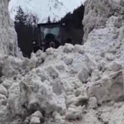 Rize&rsquo;de yayla yollarında 5 metrelik kar temizliği