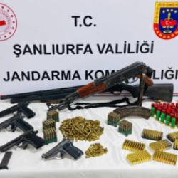 Şanlıurfa&rsquo;da cephanelik gibi eve baskın: Uzun namlulu t&uuml;fek ve tabancalar ele ge&ccedil;irildi!
