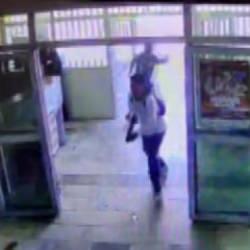 Şanlıurfa'da okula girip rastgele ateş a&ccedil;tı; o anlar g&uuml;venlik kamerasında