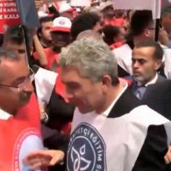 Sendikalarının taşın altına ellerini koymayıp g&uuml;le oynaya g&ouml;steri yapması tepki &ccedil;ekti