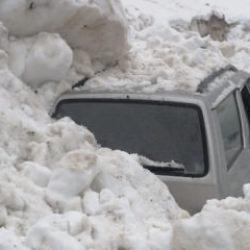 Trabzon'da inanılmaz kurtuluş: &Uuml;zerine &ccedil;ığ d&uuml;şen ara&ccedil;tan 4 kişi sağ &ccedil;ıktı