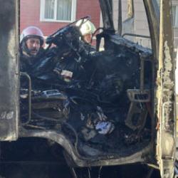 Trabzon'da seyir halindeki hafriyat y&uuml;kl&uuml; tır yandı