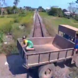  Vietnam'da feci tren kazası: 10 yaşındaki &ccedil;ocuk feci şekilde can verdi