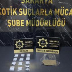 Sakarya&rsquo;da narkotik darbesi: Satışa hazır kokainle yakalanan zehir taciri tutuklandı!