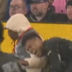 Yine Liverpool stadı yine olay! PSG'nin yıldızı mikrofon standına &ccedil;arparak sakatlandı