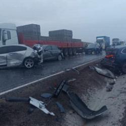 Yolcu otob&uuml;s&uuml; 10 araca &ccedil;arparak durabildi: 7 yaralı