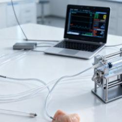 YT&Uuml;&rsquo;l&uuml; Profes&ouml;rlerden ameliyatlarda riski sıfırlayan &lsquo;Akıllı Şırınga&rsquo;