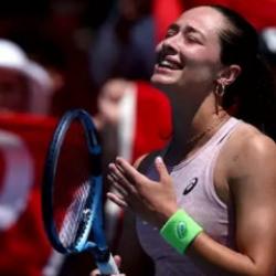 Zeynep S&ouml;nmez, tarih yazmaya devam ediyor! D&uuml;nya 8 numarasına set g&ouml;stermedi